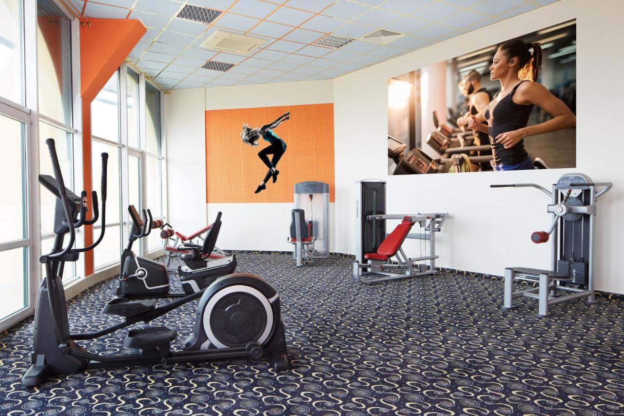 Planeta Hotel & Aquapark Free Beach Access Sunny Beach Exterior photo A typical gym