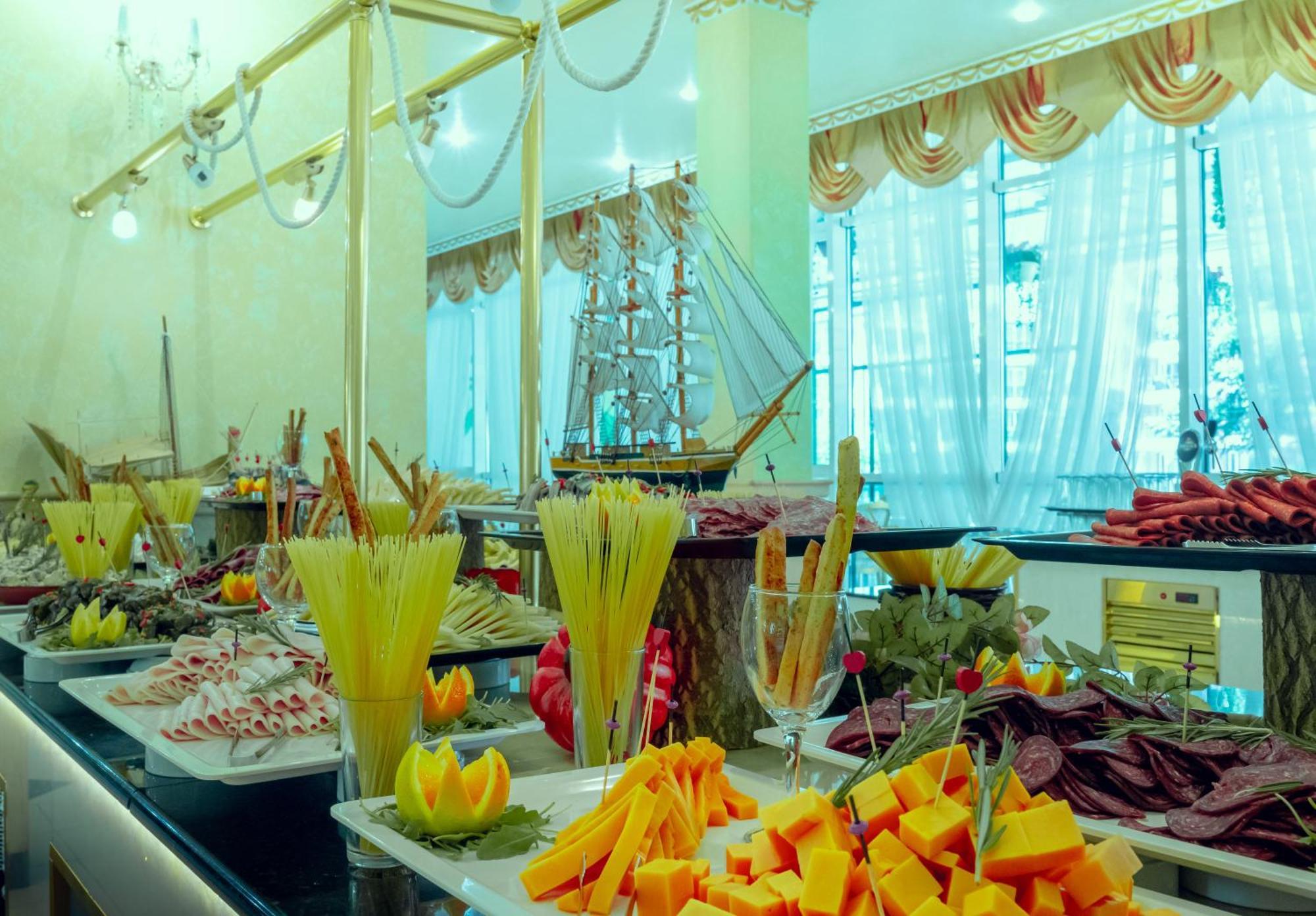 Planeta Hotel & Aquapark Free Beach Access Sunny Beach Exterior photo A buffet at a hotel