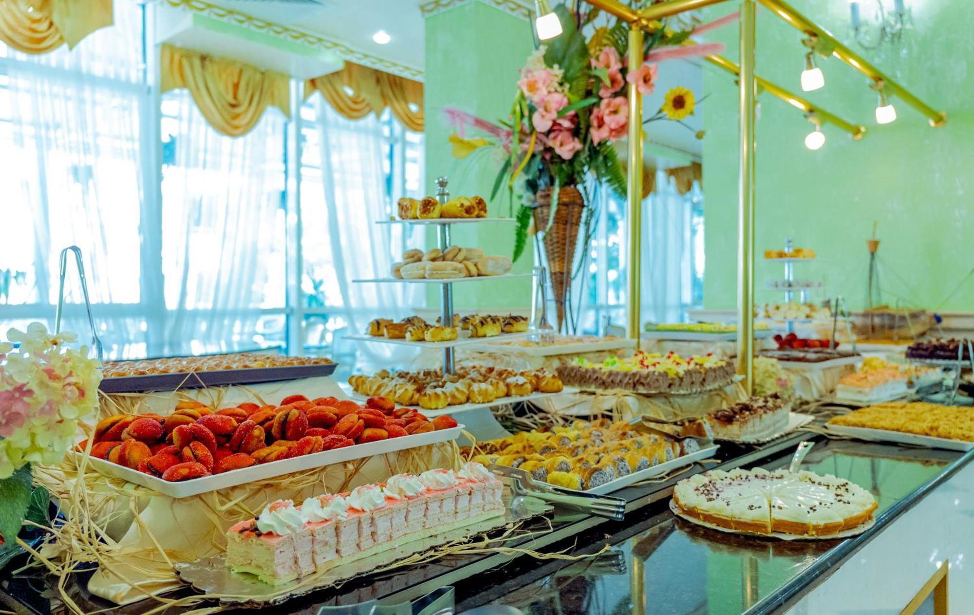 Planeta Hotel & Aquapark Free Beach Access Sunny Beach Exterior photo A dessert buffet
