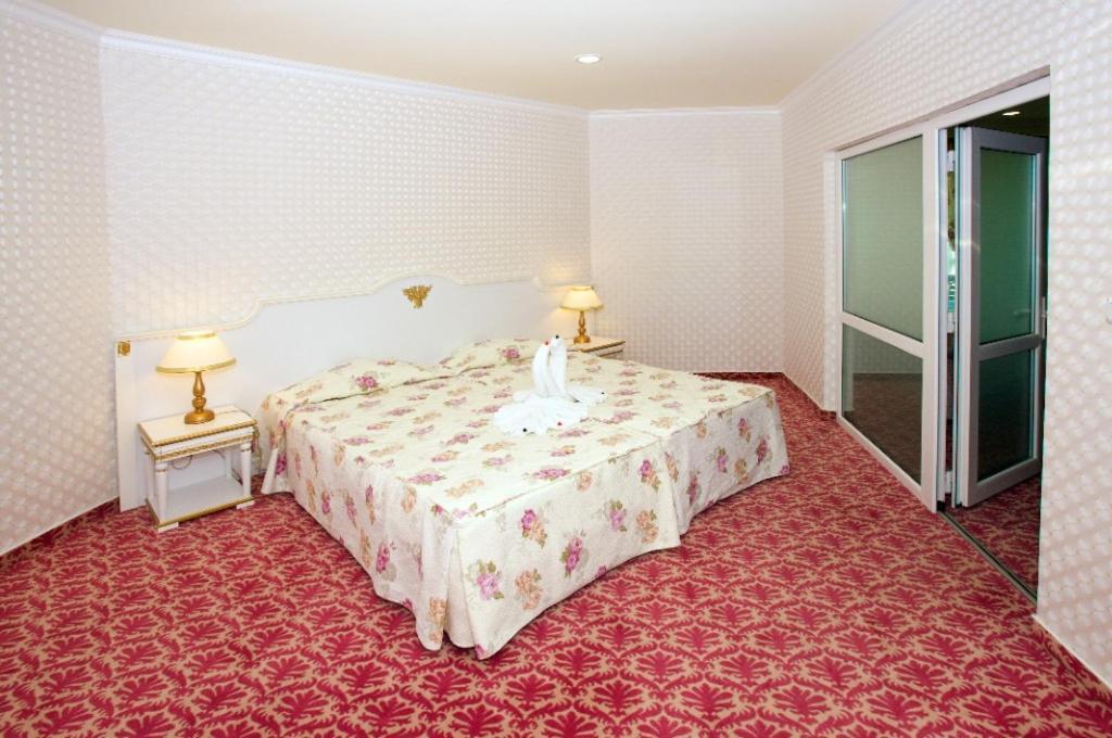 Planeta Hotel & Aquapark Free Beach Access Sunny Beach Exterior photo A room at the hotel