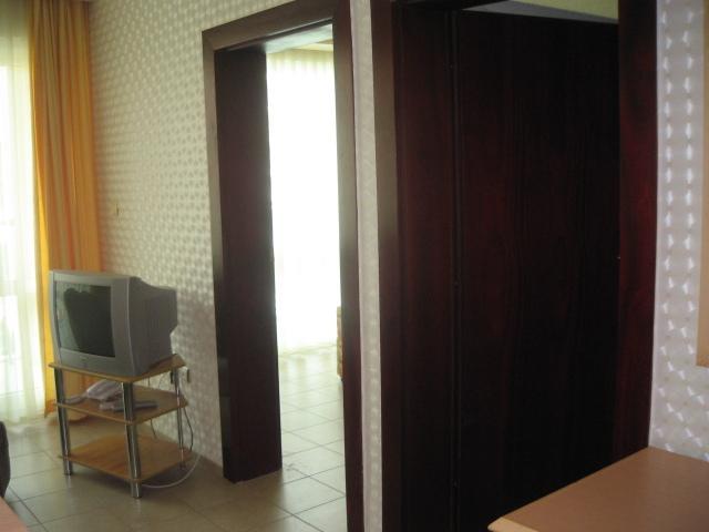 Planeta Hotel & Aquapark Free Beach Access Sunny Beach Room photo A pocket door