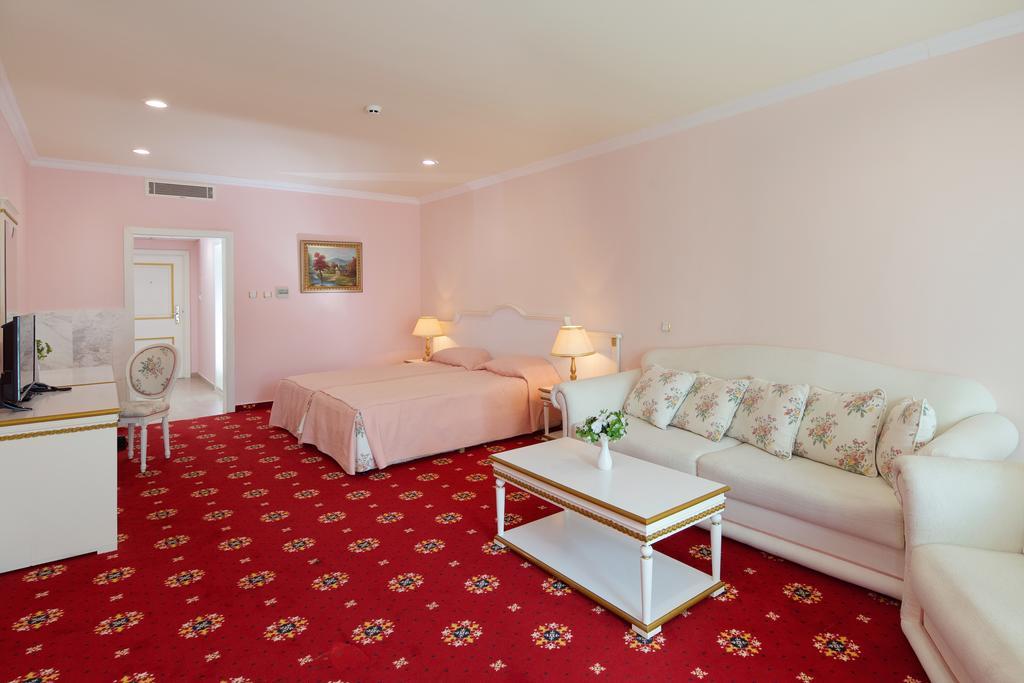 Planeta Hotel & Aquapark Free Beach Access Sunny Beach Exterior photo A room at the hotel