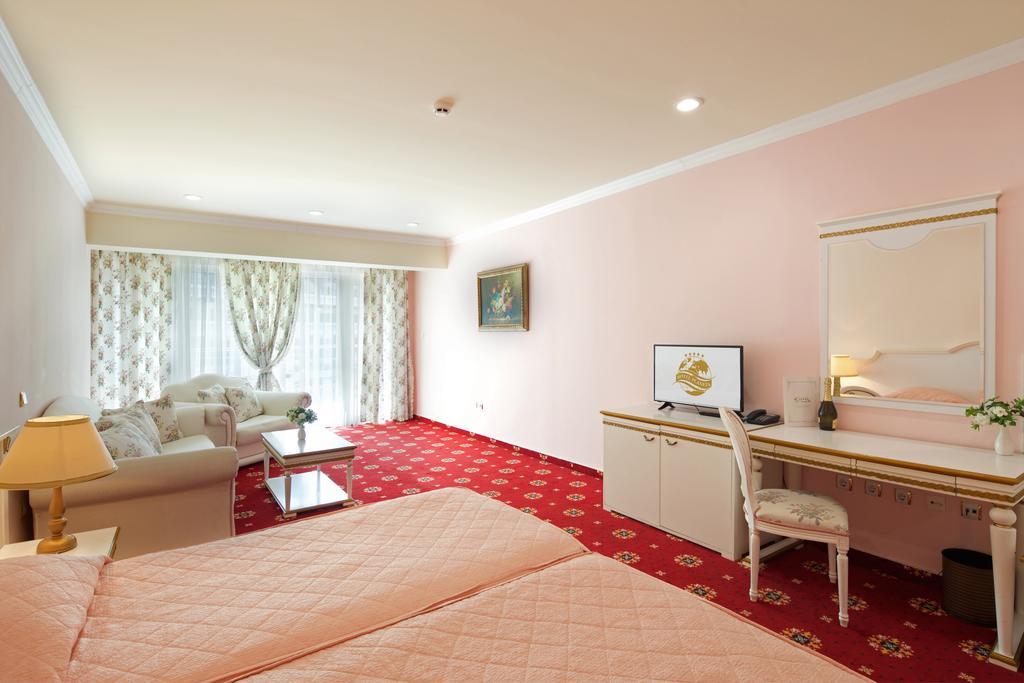 Planeta Hotel & Aquapark Free Beach Access Sunny Beach Exterior photo A room at the hotel