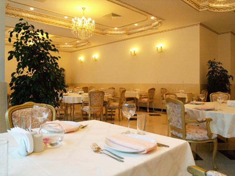Planeta Hotel & Aquapark Free Beach Access Sunny Beach Exterior photo Restaurant interior