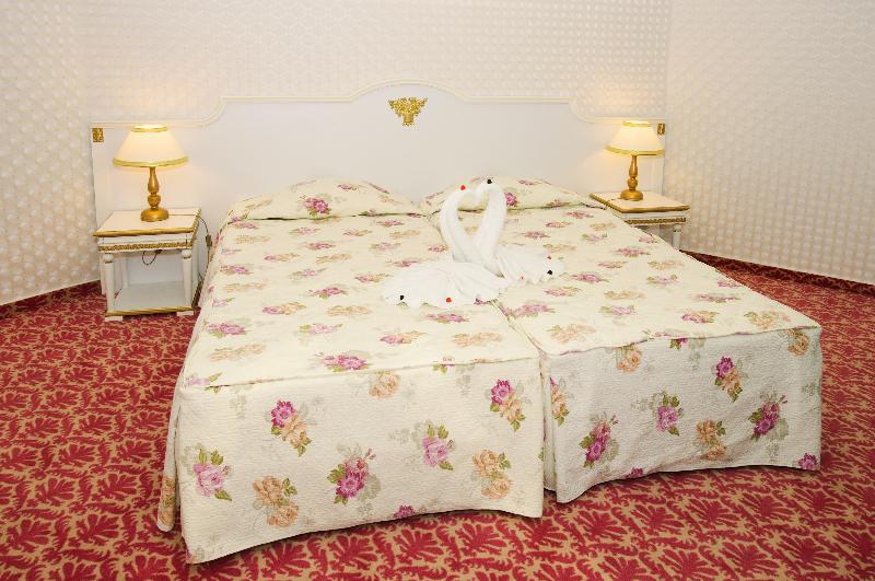 Planeta Hotel & Aquapark Free Beach Access Sunny Beach Exterior photo A bed with a bedsheet